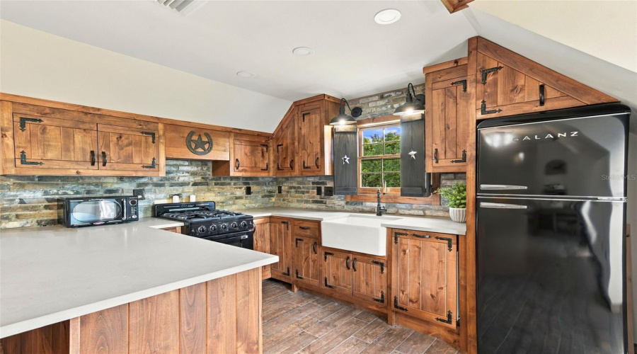 Fully Equipped Kitchen &Amp; Stone Counters
