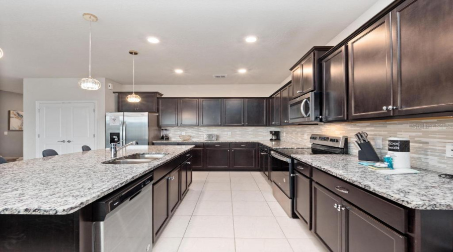 Davenport, Florida 33897, 10 Bedroom Bedrooms, ,8 Bathroombathrooms,Residential,For Sale,Lana,0,Mfro6446810