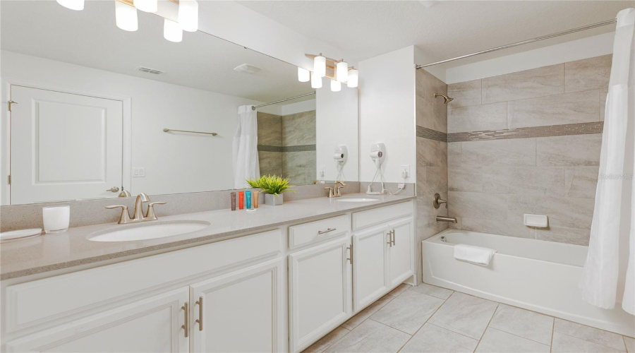 Davenport, Florida 33896, 5 Bedroom Bedrooms, ,4 Bathroombathrooms,Residential,For Sale,Stinger,0,Mfro6447680