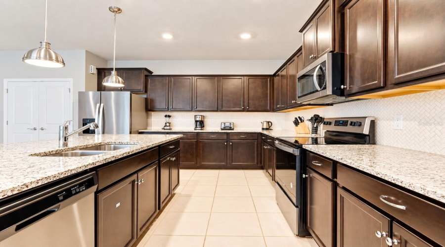 Davenport, Florida 33897, 10 Bedroom Bedrooms, ,8 Bathroombathrooms,Residential,For Sale,Lana Avenue,0,Mfro6447898