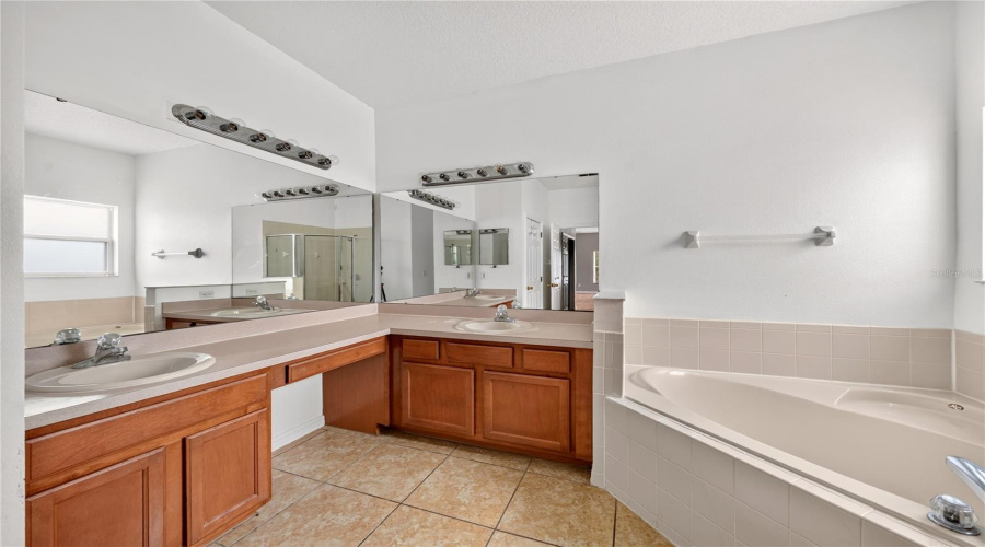 Kissimmee, Florida 34746, 4 Bedroom Bedrooms, ,2 Bathroombathrooms,Residential,For Sale,Sweetspire Cir,0,Mfro6448290