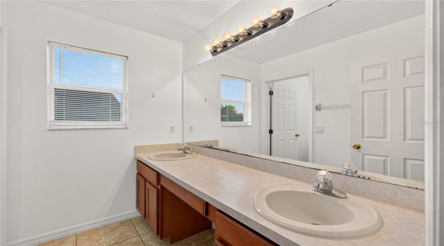 Kissimmee, Florida 34746, 4 Bedroom Bedrooms, ,2 Bathroombathrooms,Residential,For Sale,Sweetspire Cir,0,Mfro6448290