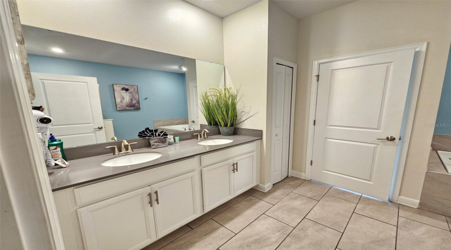 Kissimmee, Florida 34746, 8 Bedroom Bedrooms, ,5 Bathroombathrooms,Residential,For Sale,Target,0,Mfro6449345