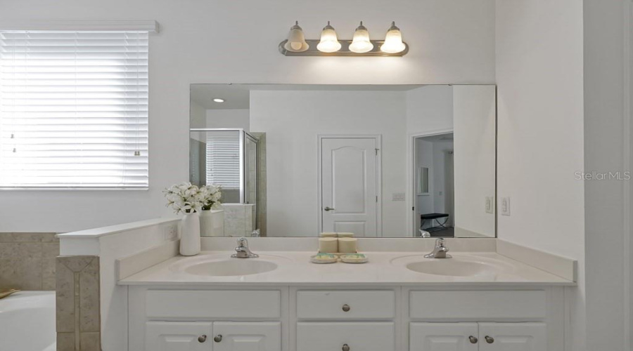 Davenport, Florida 33837, 4 Bedroom Bedrooms, ,3 Bathroombathrooms,Residential,For Sale,Oaktree,0,Mfrs5159444