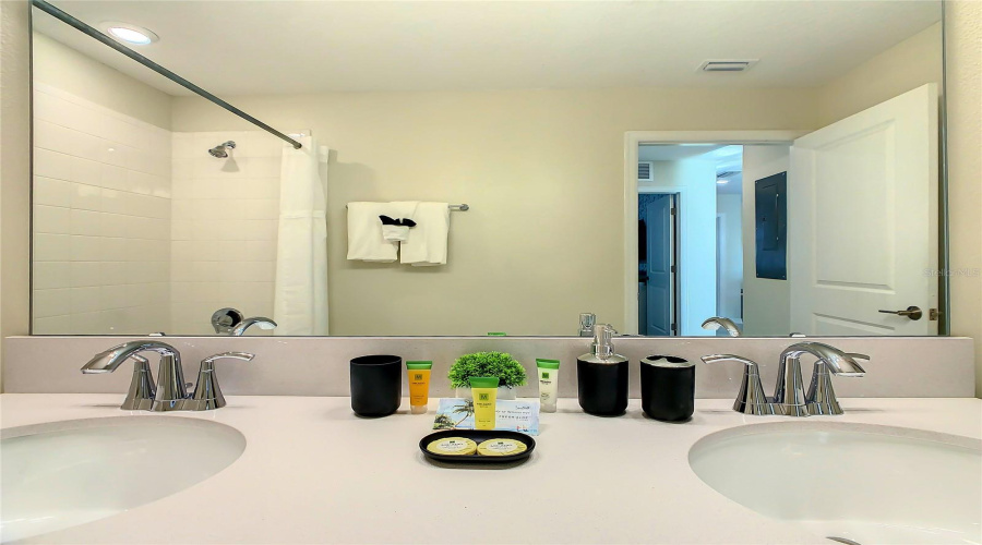 Kissimmee, Florida 34746, 2 Bedroom Bedrooms, ,2 Bathroombathrooms,Residential,For Sale,Paradox,0,Mfro6446355