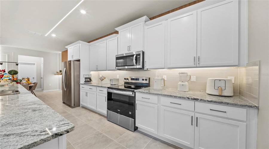 Kissimmee, Florida 34747, 6 Bedroom Bedrooms, ,4 Bathroombathrooms,Residential,For Sale,Distant Sun,0,Mfro6449200