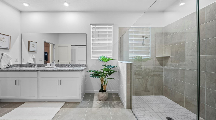 Kissimmee, Florida 34747, 6 Bedroom Bedrooms, ,4 Bathroombathrooms,Residential,For Sale,Distant Sun,0,Mfro6449200