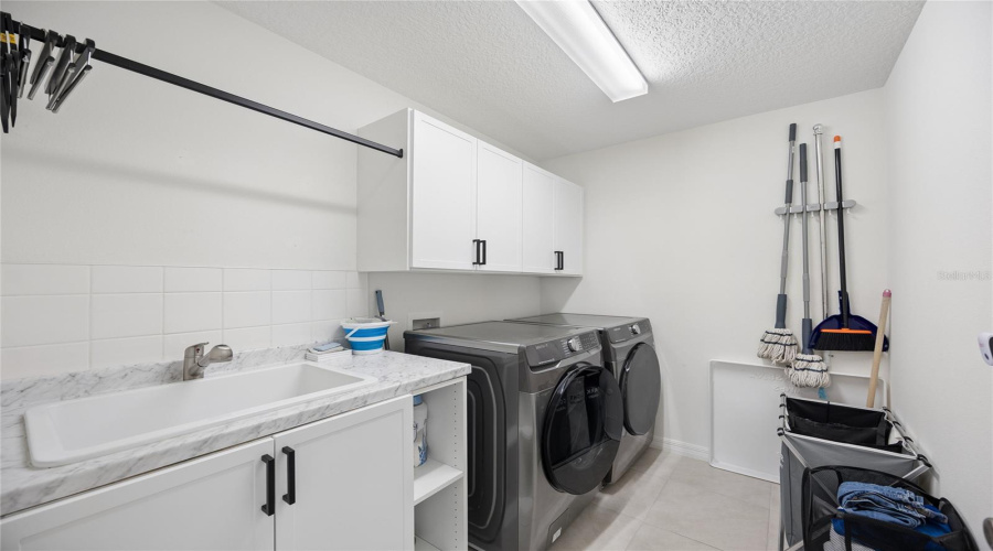 Davenport, Florida 33896, 5 Bedroom Bedrooms, ,3 Bathroombathrooms,Residential,For Sale,Hooton,0,Mfrs5159475