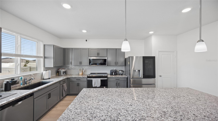 Davenport, Florida 33896, 5 Bedroom Bedrooms, ,3 Bathroombathrooms,Residential,For Sale,Hooton,0,Mfrs5159475