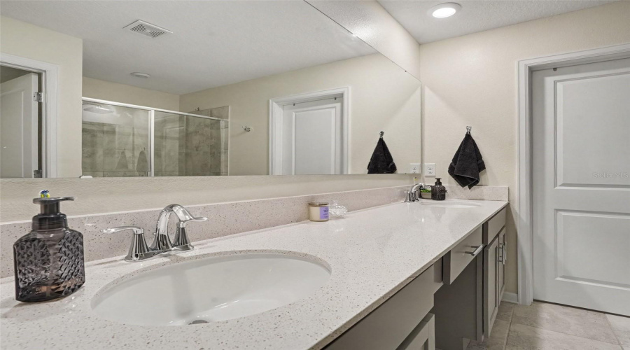 Kissimmee, Florida 34746, 5 Bedroom Bedrooms, ,2 Bathroombathrooms,Residential,For Sale,Bluff Oak Loop,0,Mfro6437731