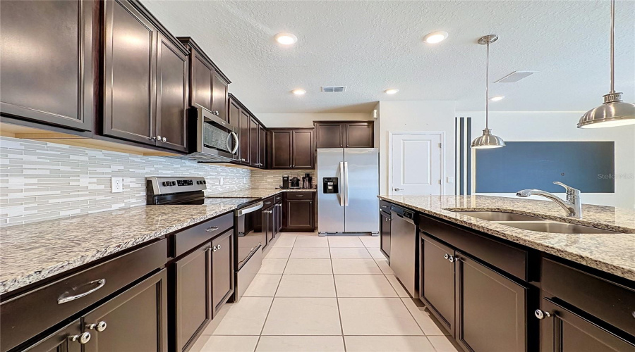 Davenport, Florida 33837, 5 Bedroom Bedrooms, ,4 Bathroombathrooms,Residential,For Sale,Paradise Dr,0,Mfrs5159467
