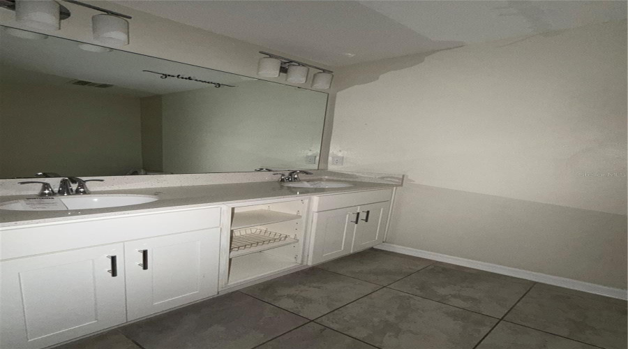 Kissimmee, Florida 34746, 2 Bedroom Bedrooms, ,2 Bathroombathrooms,Residential,For Sale,Paradox,0,Mfrs5157572