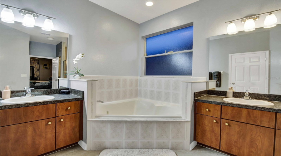 Kissimmee, Florida 34746, 4 Bedroom Bedrooms, ,3 Bathroombathrooms,Residential,For Sale,Emerald Green,0,Mfrtb8541919