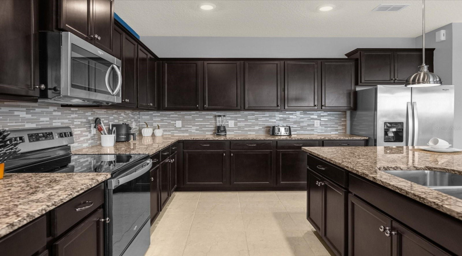 Davenport, Florida 33897, 10 Bedroom Bedrooms, ,8 Bathroombathrooms,Residential,For Sale,Lana Ave,0,Mfro6451948
