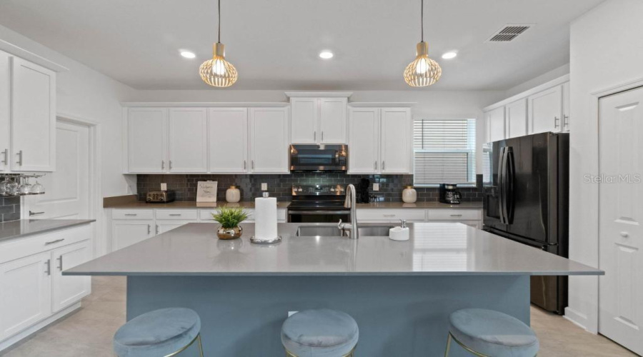 Kissimmee, Florida 34746, 5 Bedroom Bedrooms, ,5 Bathroombathrooms,Residential,For Sale,Paragraph,0,Mfro6451278