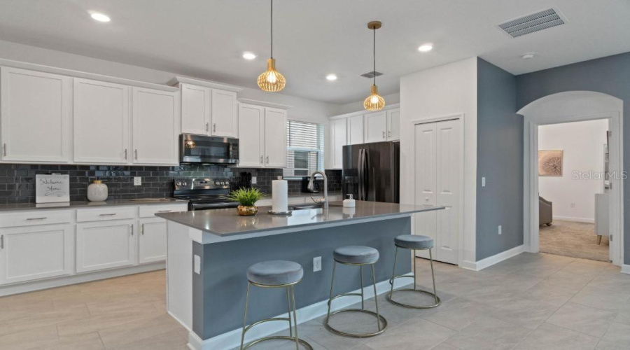 Kissimmee, Florida 34746, 5 Bedroom Bedrooms, ,5 Bathroombathrooms,Residential,For Sale,Paragraph,0,Mfro6451278