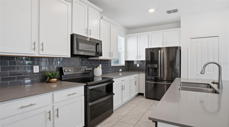 Kissimmee, Florida 34746, 5 Bedroom Bedrooms, ,5 Bathroombathrooms,Residential,For Sale,Paragraph,0,Mfro6451278