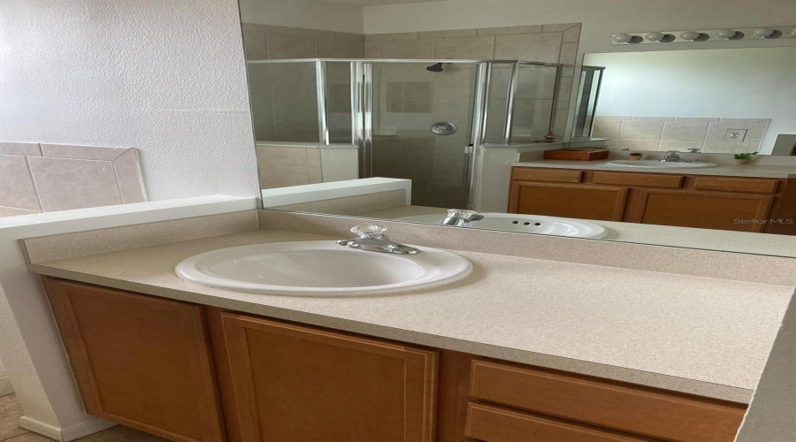 Kissimmee, Florida 34746, 3 Bedroom Bedrooms, ,2 Bathroombathrooms,Residential,For Sale,Paradise Cove,0,Mfro6453102