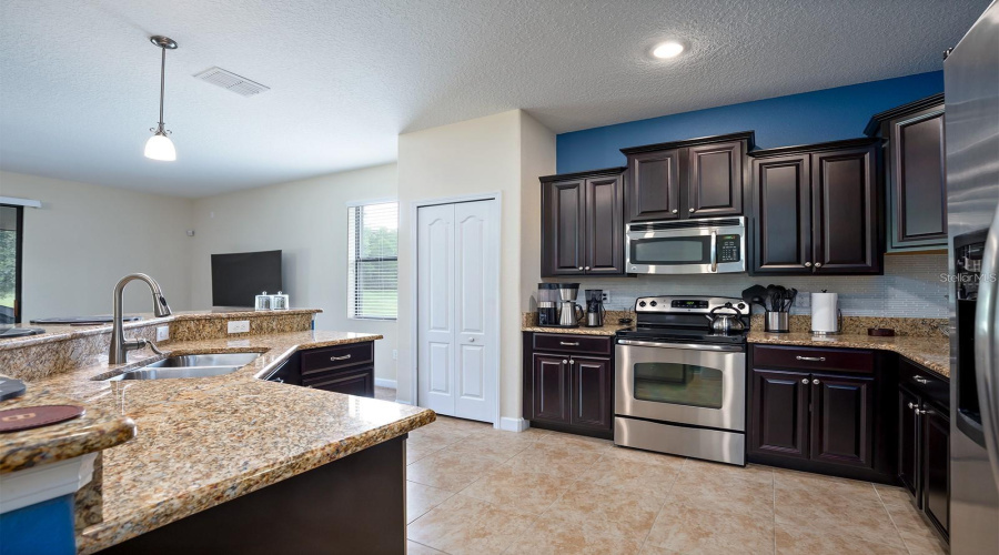Davenport, Florida 33896, 4 Bedroom Bedrooms, ,2 Bathroombathrooms,Residential,For Sale,Dolphin Head,0,Mfro6453715