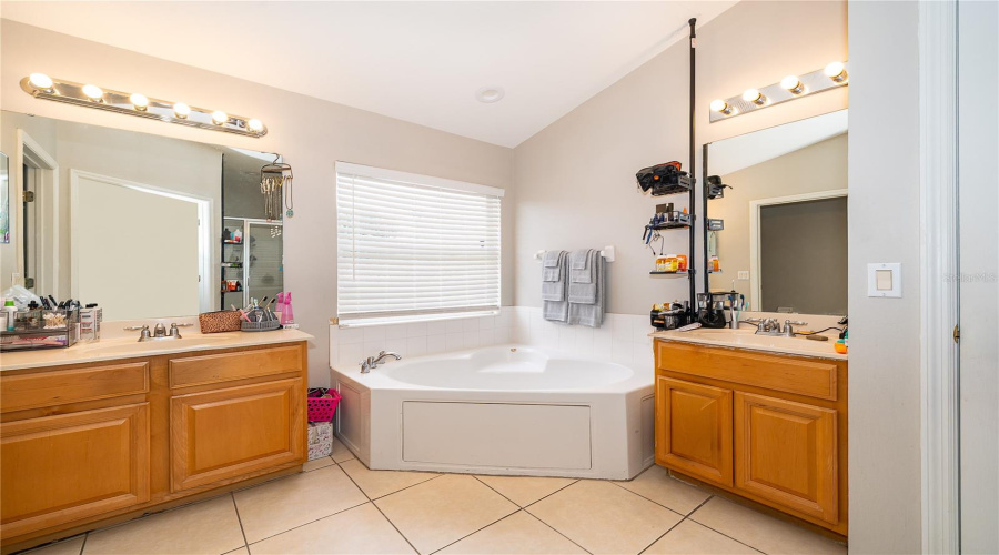 Kissimmee, Florida 34746, 4 Bedroom Bedrooms, ,2 Bathroombathrooms,Residential,For Sale,Grasmere View,0,Mfro6453883